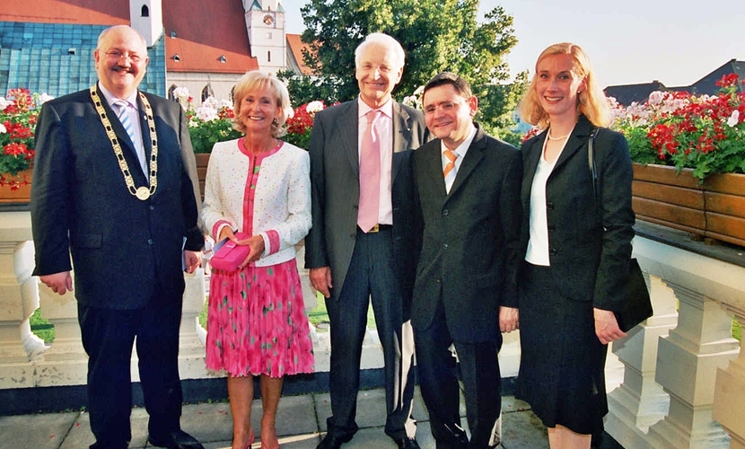Bürgermeister Hofauer, Ministerpräsident Stoiber und weitere Ehrengäste stehen auf dem Rathausbalkon.