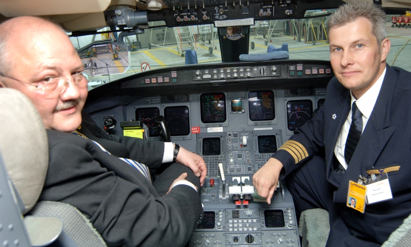 Bürgermeister Hofauer als Pilot im Cockpit des Flugzeugs mit dem Lufthansa Chef.