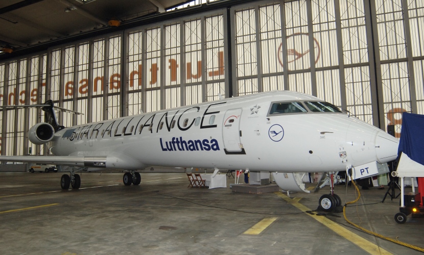 Ein Flugzeug im Hangar.