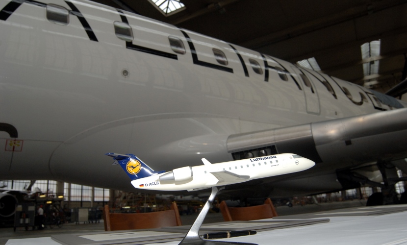 Seitenansicht auf ein Flugzeug im Hangar.