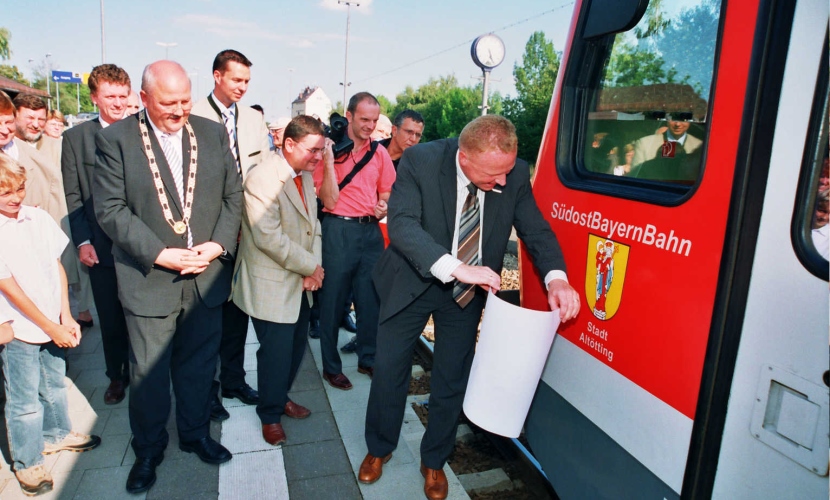 Der Schriftzug Altötting wird auf dem Zug preisgegeben. 