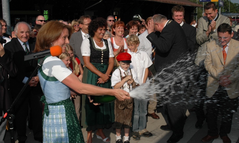 Geli Hofauer lässt Sekt in Richtung des Zuges spritzen. 