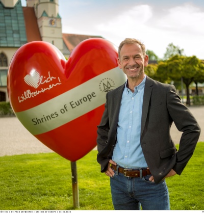 Hier steht Erster Bürgermeister Stephan Antwerpen auf dem Kapellplatz.