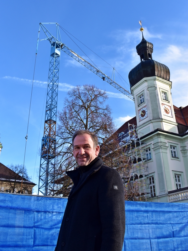 Hier sehen Sie Ersten Bürgermeister Stephan Antwerpen bei der Baustelle vor dem Altöttinger Rathaus.