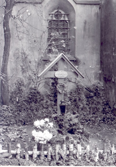 Ein Kreuz an der Erschiessungsstätte zur Erinnerung an die Bürgermorde von Altötting am 26. April 1945.