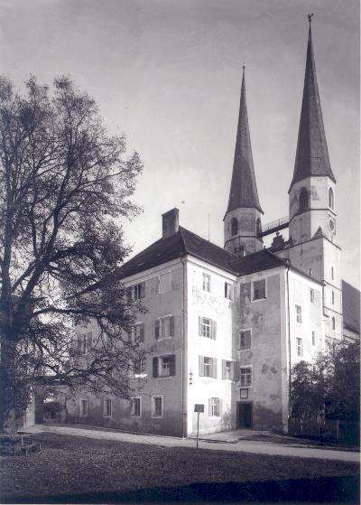 Das Landratsamtsgebäude 1945 in Altötting.
