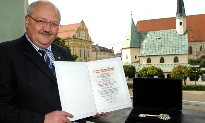 Erster Bürgermeister Hofauer mit dem Ehrenbürgerbrief an Papst Benedikt XVI.