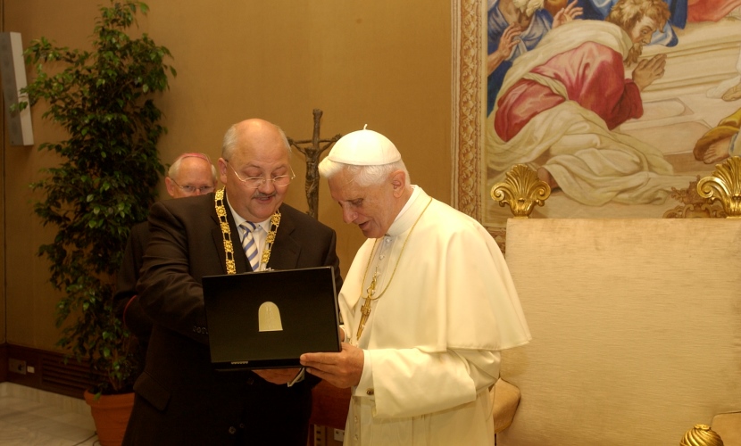 Erster Bürgermeister Hofauer überreicht Papst Benedikt XVI. das Geschenk der Stadt Altötting-Foto: Georg Willmerdinger