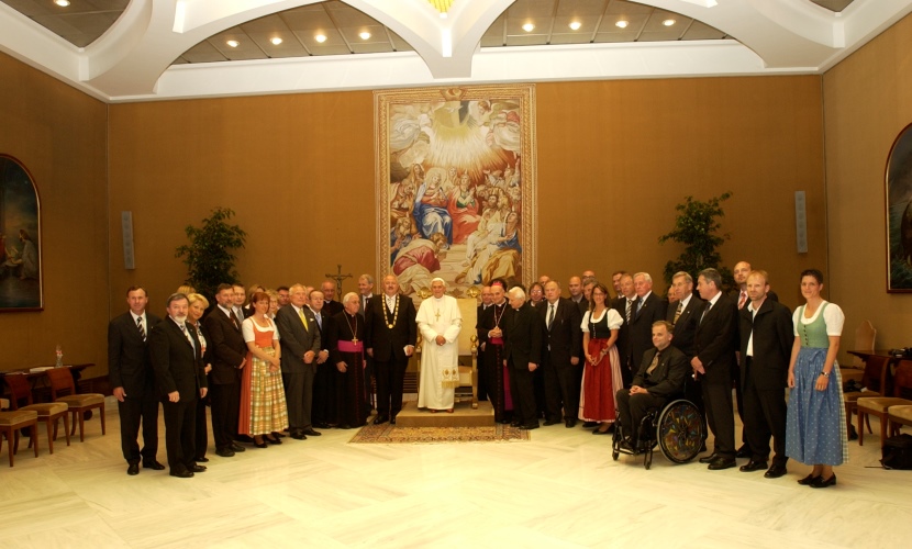 Gruppenbild bei der Verleihung der Ehrenbürgerwürde an Papst Benedikt XVI. im Vatika mit dem Altöttinger Stadtrat-Foto: Georg Willmerdinger