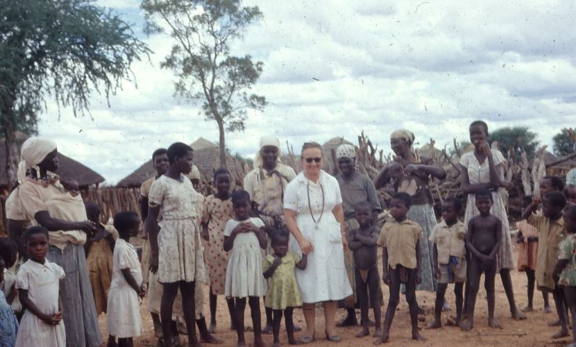 Dr. Maria Eder mit einer Gruppe Einheimischer in Simbabwe.