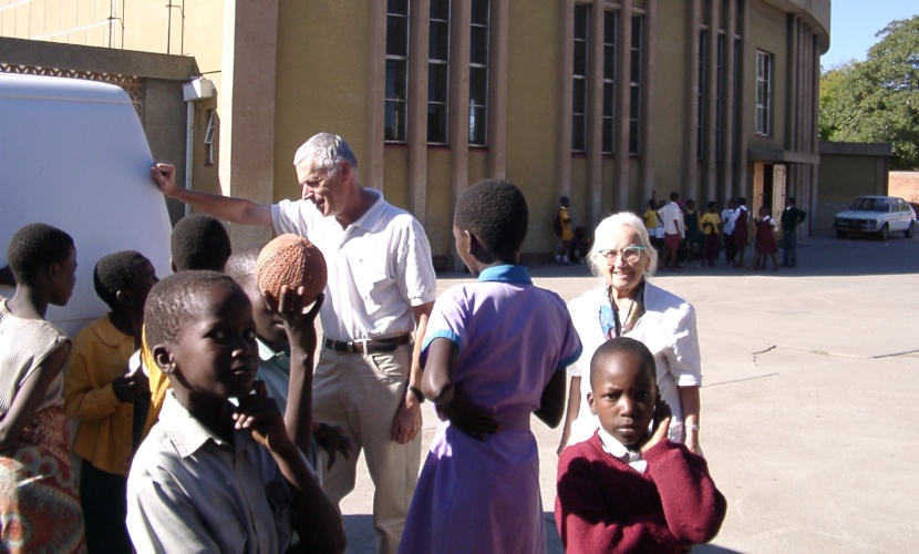 Dr. Maria Eder wird von Einheimischen in Simbabwe begrüßt.