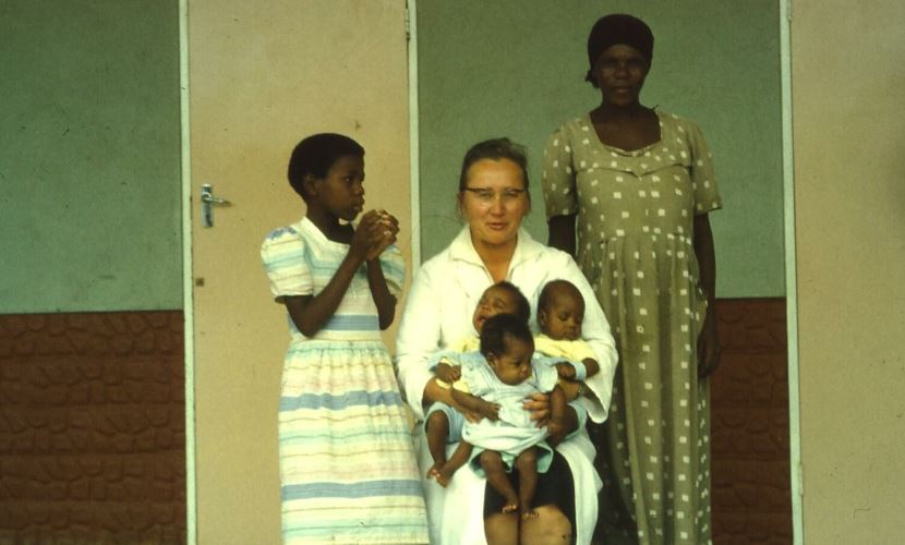 Dr. Maria Eder trägt zwei einheimische Kinder in Simbabwe.