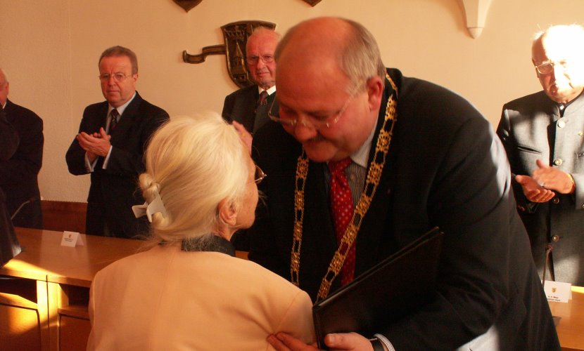 Bürgermeister Hofaufer gratuliert Dr. Maria Eder.