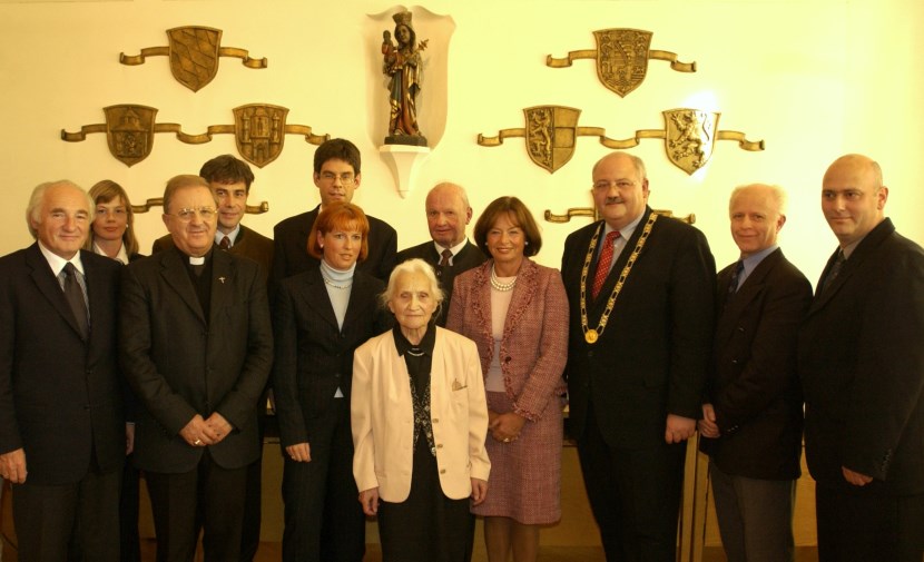 Gruppenfoto bei der Verleihung der Ehrenbürgerwürde an Dr. Maria Eder.