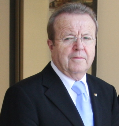 Ehrenbürger der Stadt Altötting Staatsminister a. D. Gerold Tandler Ehrenbürger der Stadt Altötting Staatsminister a. D. Gerold Tandler