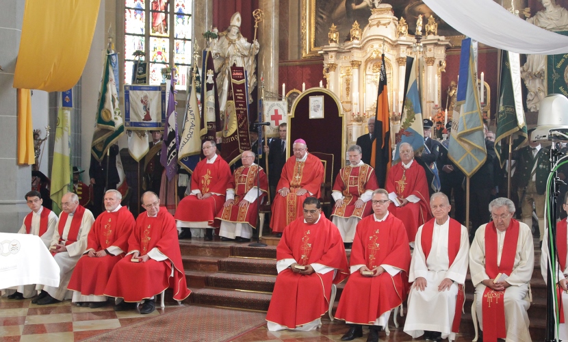 Altarbereich in der Stiftskirche mit allen Konzelebranten
