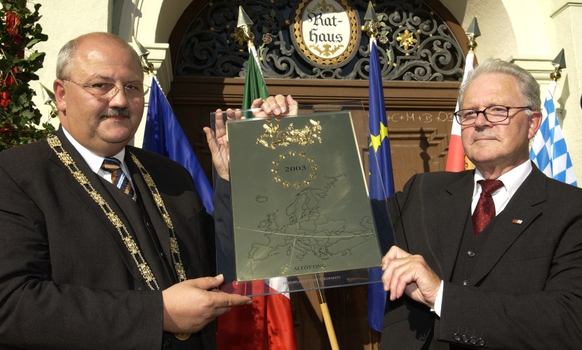 Bürgermeister Hofauer und Herr Zierer halten die Ehrenplakette des Europarats. 