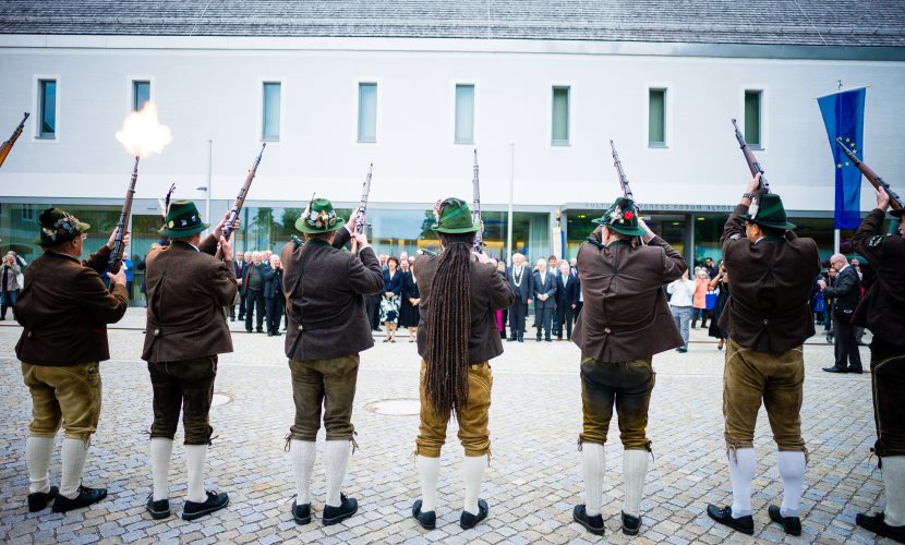 Schützen vor dem Kultur+Kongress Forum Altötting