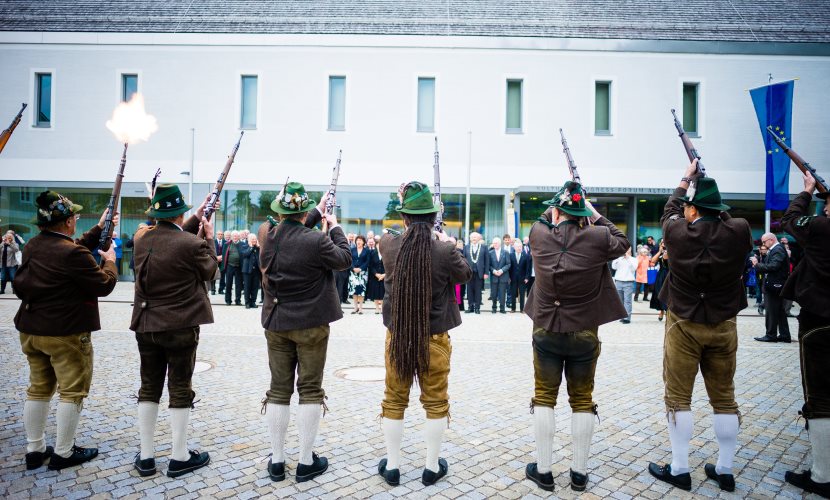 Schützen vor dem Kultur+Kongress Forum Altötting