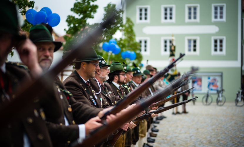 Schützen bei der Vorbereitung zum Ehrensalut