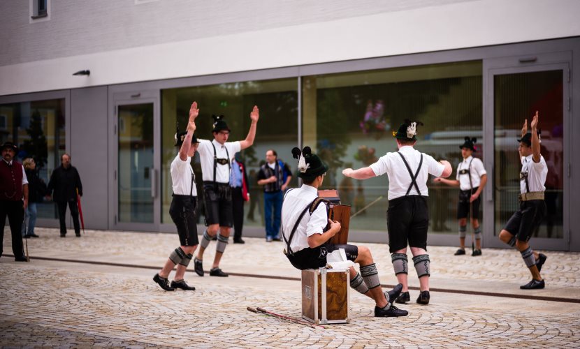 Auftritt des Trachtenvereins am Zuccalliplatz