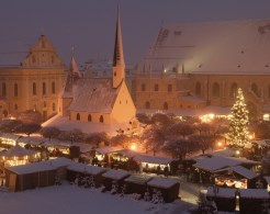 Winterabendstimmung am Christkindlmarkt Altötting.