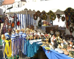 Warenangebot Osterdekoration am Fastenmarkt in Altötting.