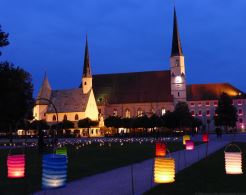 Bunte Lampions am Kapellplatz beim Fest der Sinne in Altötting.