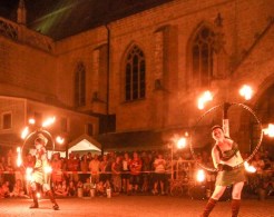 Tänzerinnen mit Feuer vor der Stiftspfarrkirche beim Stadtfest Altötting.