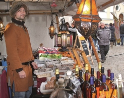 Ein Mittelalterstand bietet seine Waren am Tillymarkt in Altötting an.