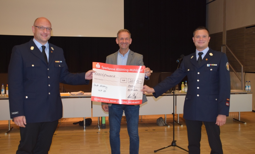 Stadt Altötting, Freiwillige Feuerwehr Altötting Erster Bürgermeister Stephan Antwerpen mit Stefan Burghart und Alois Wieser jun.