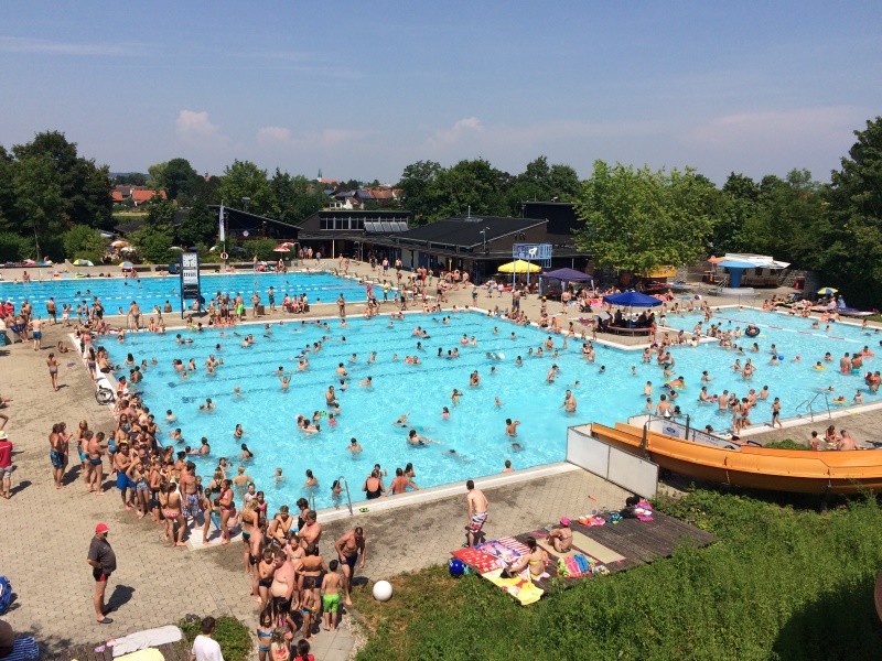 Freibad Altötting, Jubiläum 2015, Rutschwettbewerb, Leute die an der Rutsche anstehen,  Foto: Wasserwacht