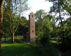 Der Wassertrum des Freibad Altöttings mit grüner Wiese. 