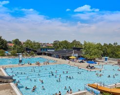 Die Schwimmbecken des Freibad St. Georgen in Altötting. 