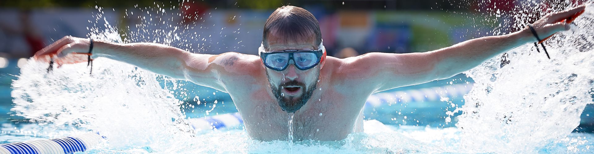 Ein Schwimmer im Freibad St. Georgen Altötting.