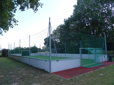 Der eingezäunte Fußballplatz im Freibad Altötting.