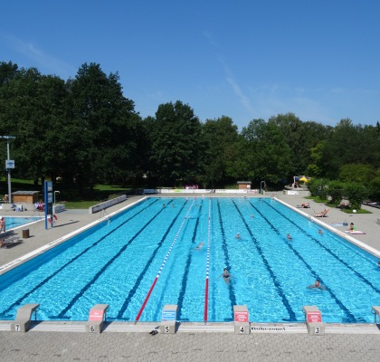 Hier sehen Sie das Schwimmerbecken des Altöttinger Freibades St. Georgen.