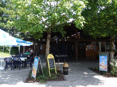 Der Kiosk mit Sitzgelegenheiten im Freibad Altötting.