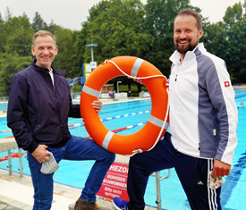 Freibad St. Georgen, Erster Bürgermeister Stephan Antwerpen, Stellvertretender Betriebsleiter Mario Ziesler, Foto Ron Ronson Hier sehen Sie Erster Bürgermeister Stephan Antwerpen mit stellvertretendem Betriebsleiter des Altöttinger Freibades Mario Ziesler.
