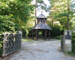 Der Eingang zum Parkfriedhof in Altötting mit Blick auf die kleine Holzkapelle.