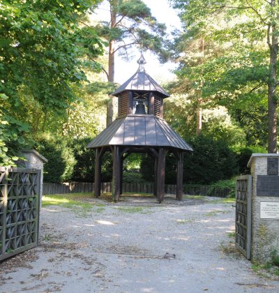 Eingang zum Parkfriedhof in Altötting mit Blick auf die kleine Holzkapelle.