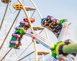 Ein Fahrgeschäft und das Riesenrad auf der Hofdult Altötting.