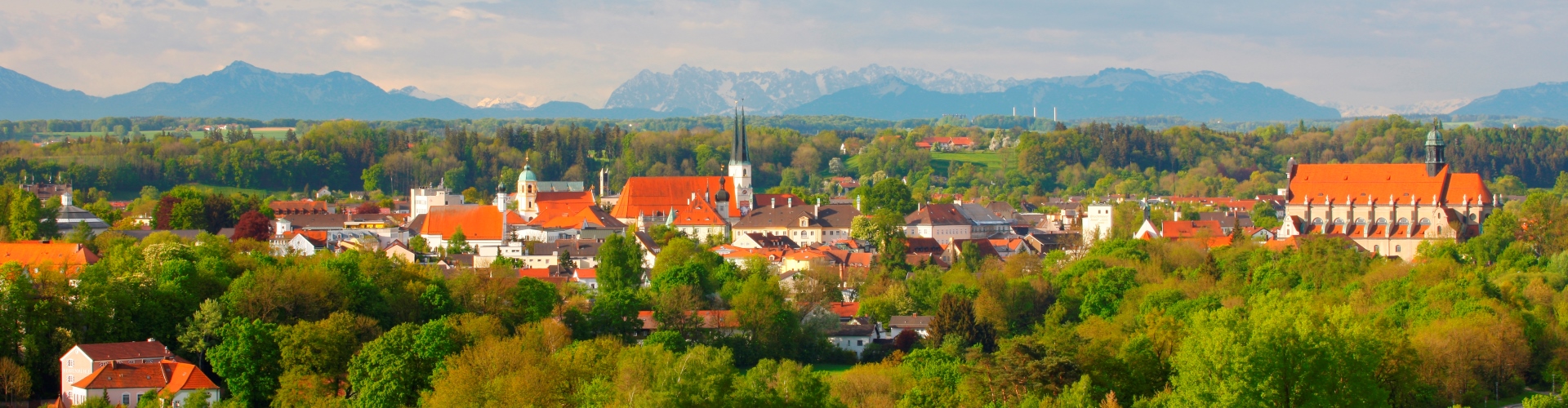 Altötting mit Alpenpanorama im Hintergrund.