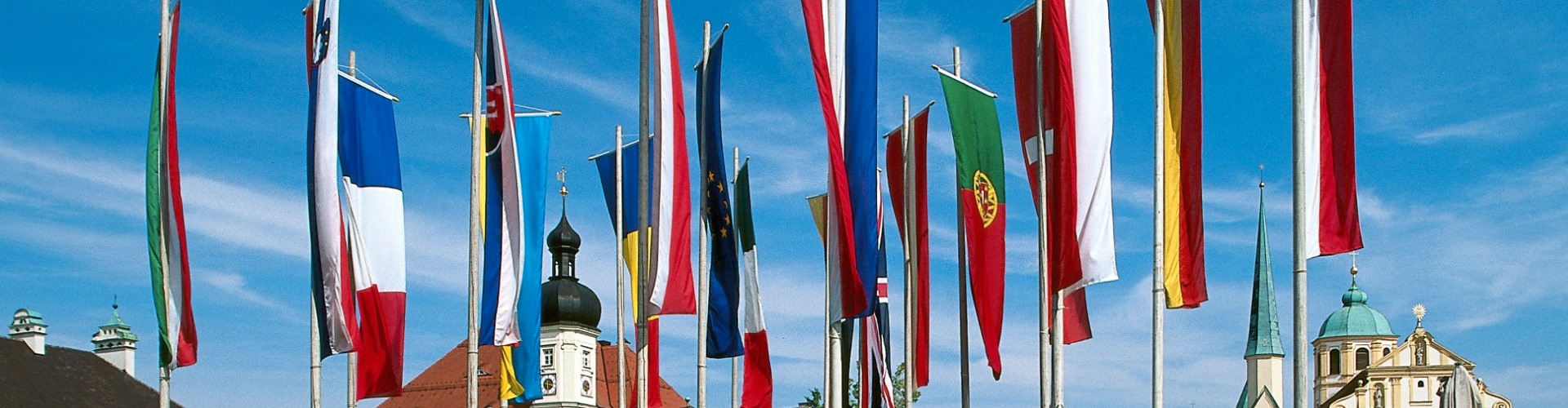 Flaggen am Kapellplatz Altötting.