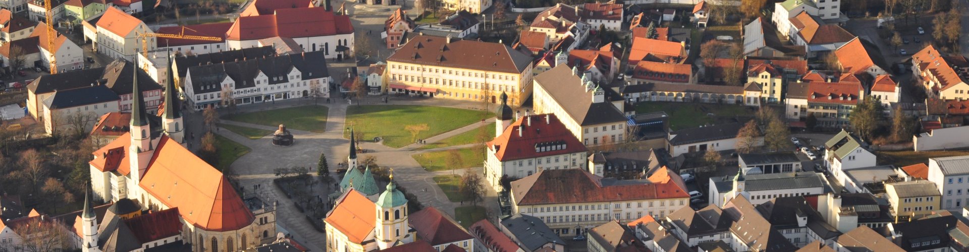 Luftaufnahme vom Altöttinger Kapellplatz.