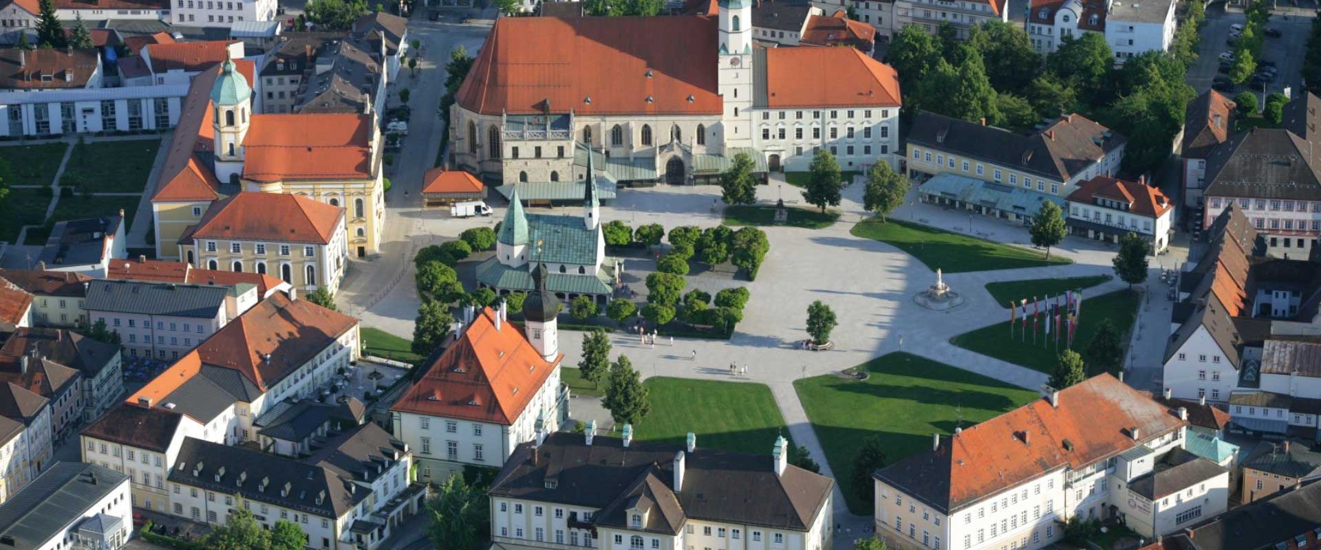 Luftaufnahme vom Altöttinger Kapellplatz.