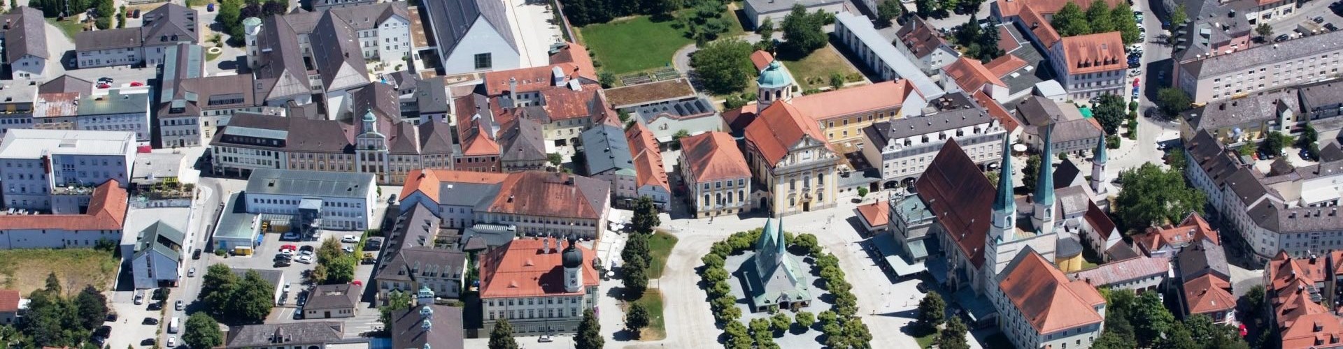 Luftaufnahme vom Altöttinger Kapellplatz.
