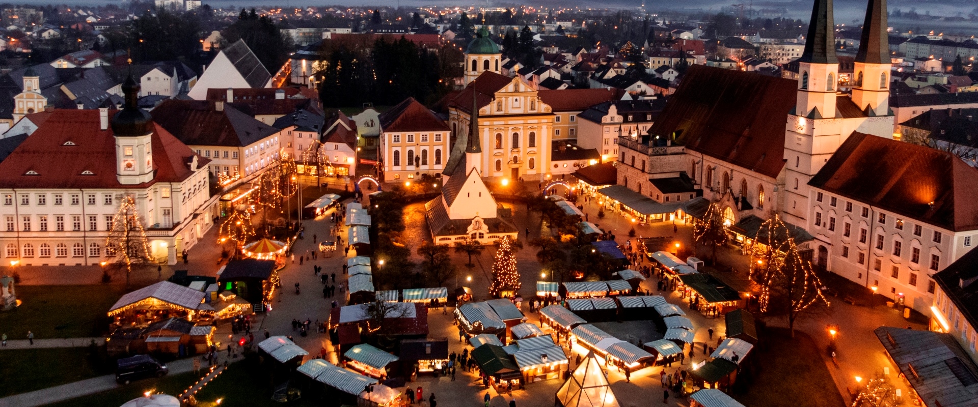 Luftaufnahme vom Altöttinger Christkindlmarkt.