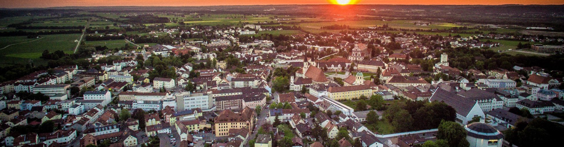 Luftaufnahme von Altötting bei Sonnenuntergang.