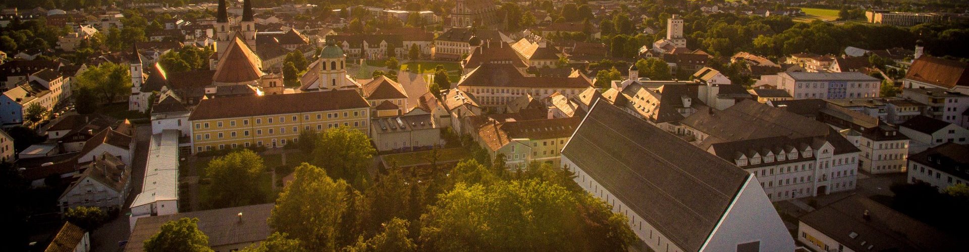 Luftaufnahme von Altötting bei Sonnenuntergang.